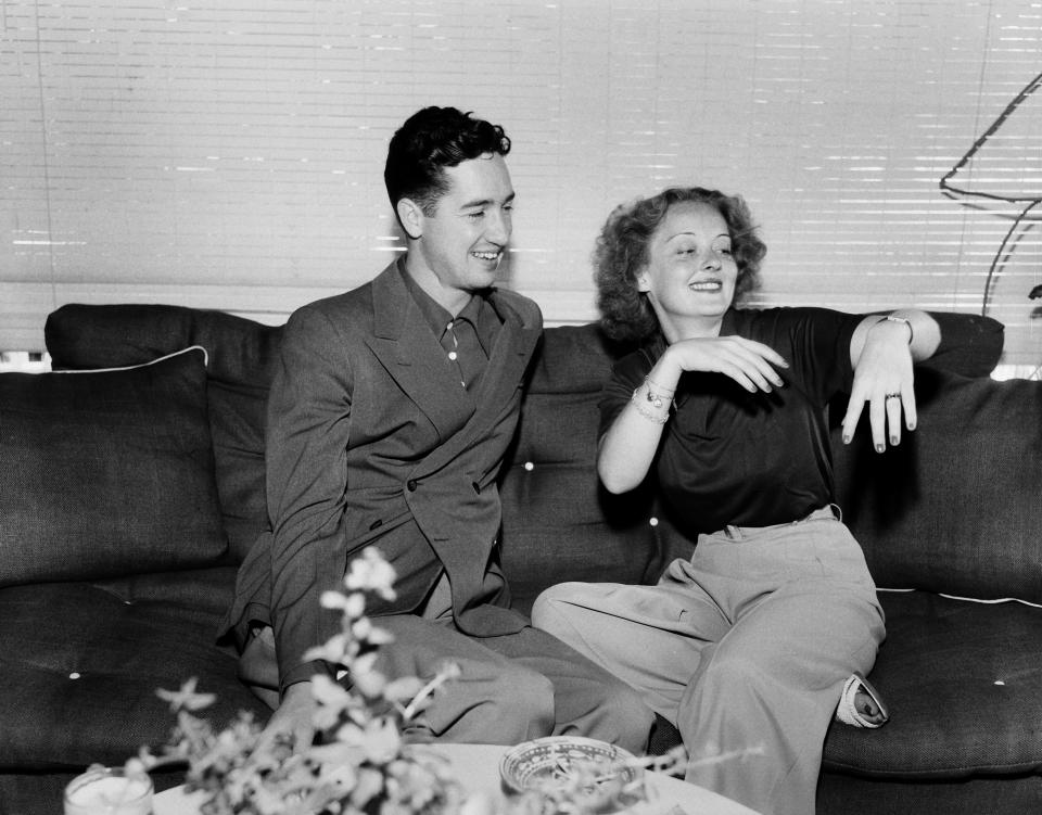 La actriz Bette Davis con su esposo Harmon Oscar Nelson, Jr en Los Angeles, California, una imagen de 1940. (Getty Images)