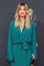 <p>Hairstylist Mara Roszak gave actress Annie Murphy the ultimate textured blow-dry with a dose of Seventies cool. Her make-up centred on a hot pink lip which excellently complemented her green Valentino Couture outfit.<br></p>