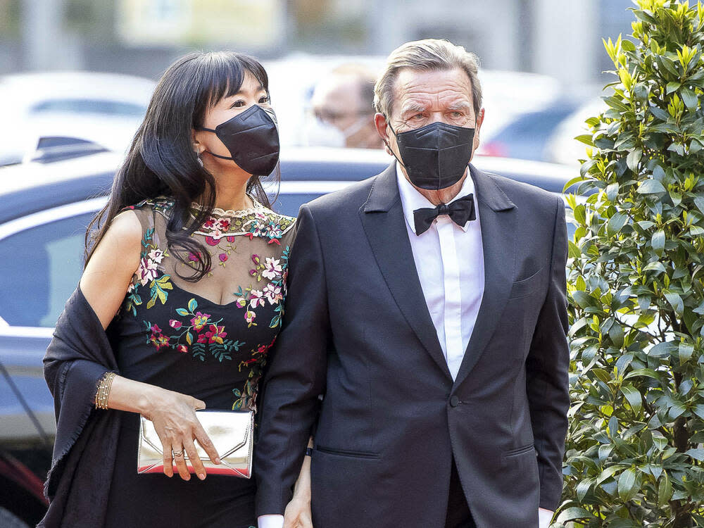 Gerhard Schröder und Soyeon Schröder-Kim bei der Eröffnung des Mozartfests in Würzburg. (Bild: imago images/HMB-Media)