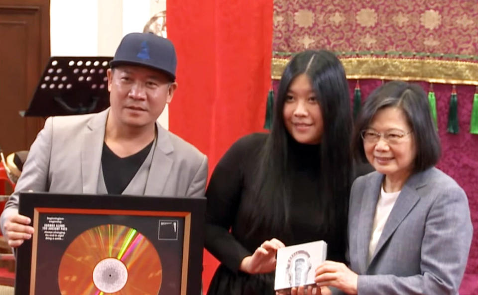 蔡英文(右)總統11日接見獲得第65屆葛萊美獎「最佳唱片包裝獎」的設計師蕭青陽(左)、蕭君恬(中)。(翻攝自總統臉書直播)