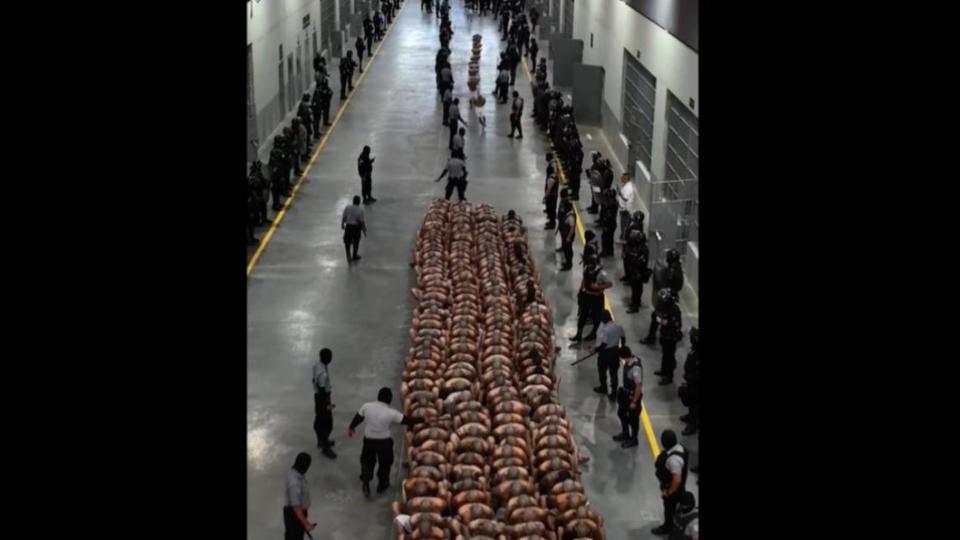 薩爾瓦多最大監獄「遏止恐怖主義中心」進駐首批犯人，移監過程猶如電影場景。（圖／翻攝自布格磊總統粉專）