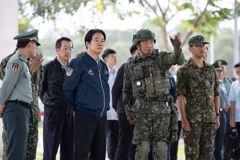 賴清德總統今（28）日前往花蓮勗勉「陸軍混合砲兵營」、「海軍海鋒機動第四中隊」及「空軍第五戰術混合聯隊」。   圖：總統府提供