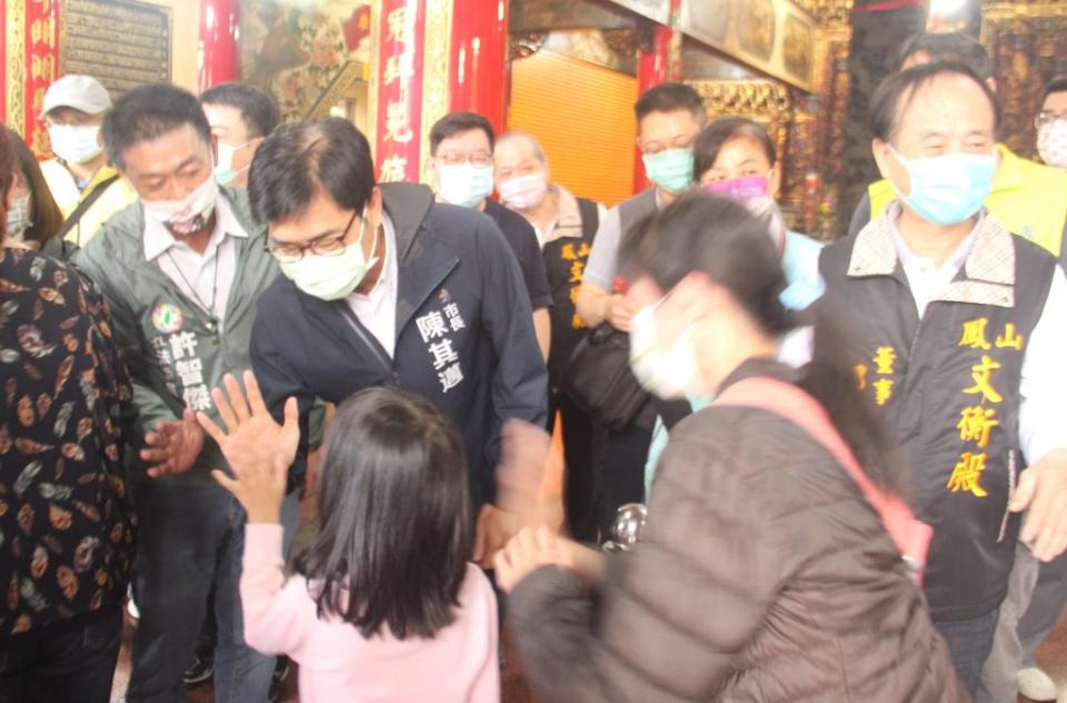 陳其邁到各廟寺參香提前向市民拜年。（記者許正雄攝）