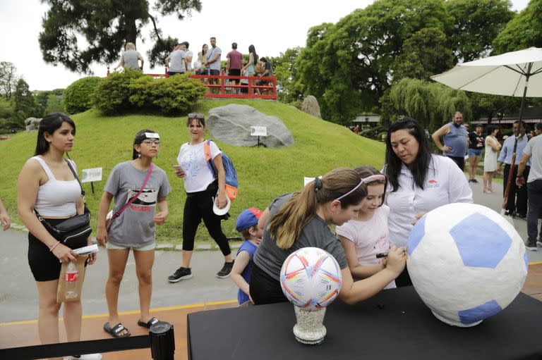 La tradición japonesa y la pasión futbolística se fusionaron para pintar el ojo izquierdo de un Daruma albiceleste, en función de desear el mejor desempeño a la selección argentina en el Mundial de Qatar