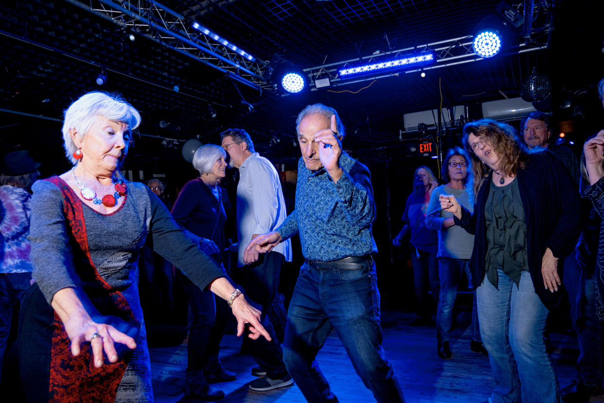 Judith Cawhorn (izquierda) y George Fahmie (centro) en la "Geezer Happy Hour" en Ann Arbor, Míchigan, el 6 de enero de 2023. (Nic Antaya/The New York Times)
