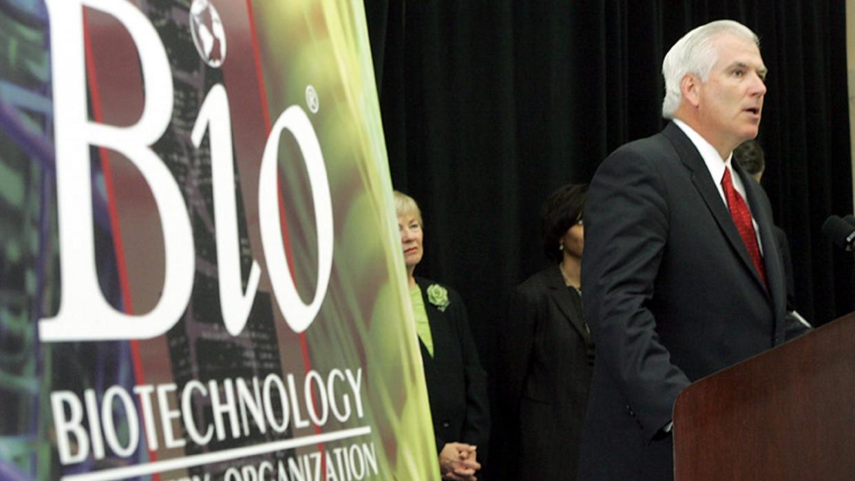 CHICAGO - APRIL 6:  Abbott Laboratories CEO Miles White speaks about BIO 2006, the world's biggest biotechnology conference, April 6, 2006 in Chicago, Illinois.