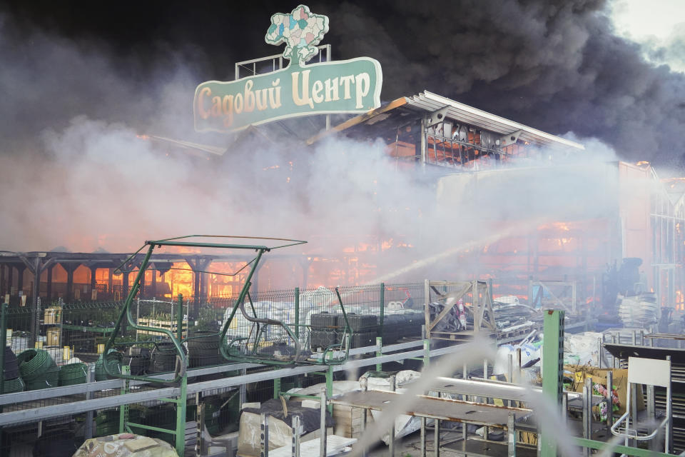 ARCHIVO - Bomberos combaten un incendio luego que dos bombas planeadoras rusas impactaron el complejo de tiendas Epicenter en Járkiv, Ucrania, el sábado 25 de mayo de 2024. (AP Foto/Andrii Marienko, archivo)