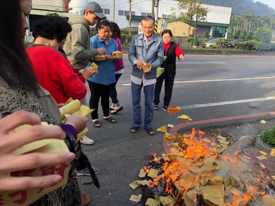 怎麼判斷拜拜何時該燒金紙？（圖／記者連宜方攝）