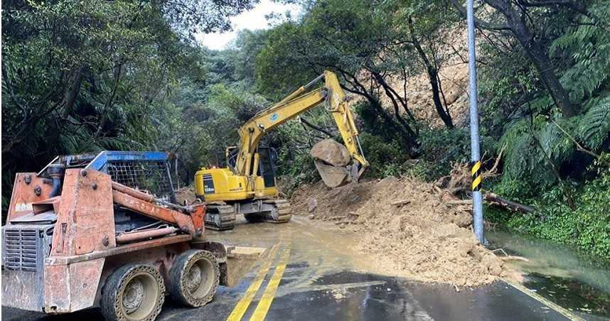 陽金公路坍方，拚明日雙向通車。（圖／北市新工處提供）