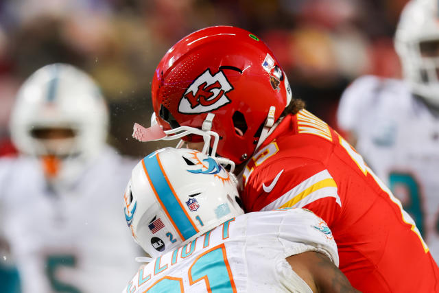 Chiefs' Patrick Mahomes has helmet shattered during playoff game