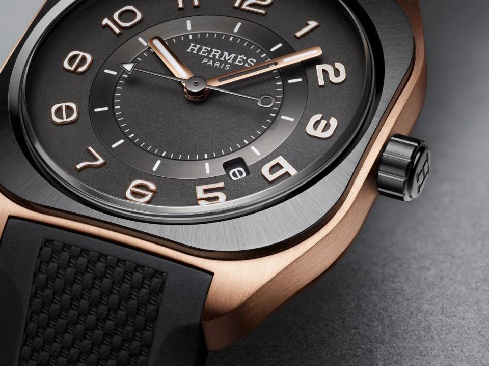 愛馬仕全新 H08 玫瑰金錶款，由三種材質所打造。中層錶殼主體為色澤溫潤典雅的18K玫瑰金；上層錶圈為放射狀緞面絲紋裝飾的陶瓷錶圈，錶殼底部則是鈦金屬。