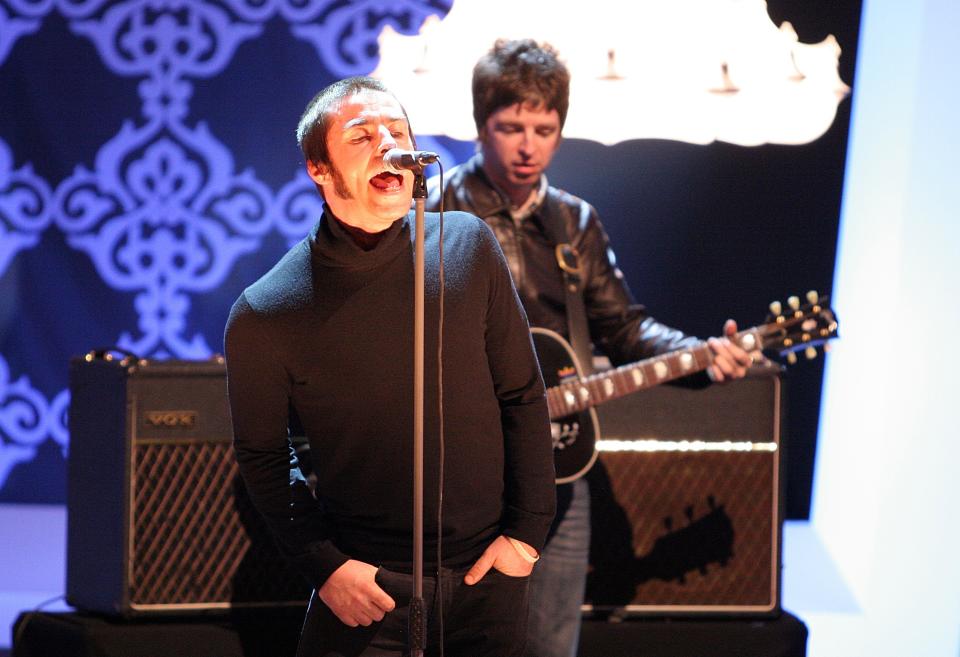 Liam Gallagher (Sänger), Bruder Noel Gallagher (Gitarrist), Mitglieder Musikgruppe "Oasis", 180. ZDF-Show "Wetten, dass?""Messehalle", Düsseldorf, Nordrhein-Westfalen, Deutschland, Europa, Bühne, Auftritt, Mikrofon, singen, Gitarre spielen, Musikinstrument, Kult-Band, Musiker, Promi, 100225, NB, FTP; P.-Nr. 365/2009, 28.02.2009; Foto: P.Bischoff; Veröffentlichung nur gegen Honorar und Beleg!; (Photo by Peter Bischoff/Getty Images)