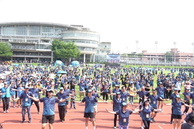 矽品40週年運動家族日  萬名員工同樂 知名封測大廠矽品精密工業股份有限公司慶祝成立40 週年，4日在逢甲大學舉辦運動家族日，上萬名員工 登場同樂。 （台中市政府提供） 中央社記者郝雪卿傳真  113年5月4日 