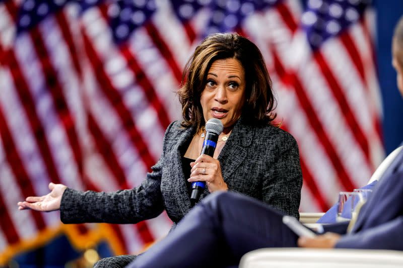 FOTO DE ARCHIVO: La candidata presidencial demócrata de Estados Unidos, la senadora Kamala Harris responde a una pregunta durante un foro realizado por organizaciones de seguridad de armas de fuego del grupo Giffords y March For Our Lives en Las Vegas, Nevada