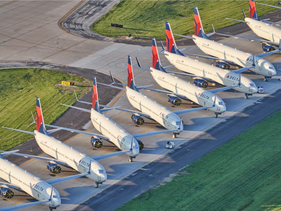 Grounded airliners COVID-19