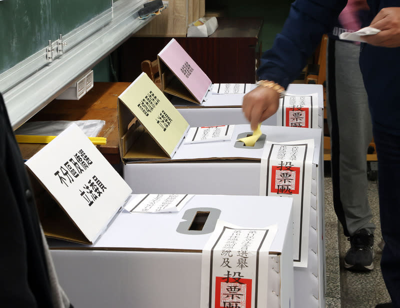 第11屆立法委員當選人將2月1日就職，其中19位立委當選人同時具現任民選地方公職人員身分，依《地方制度法》規定，全台將有2個議員、3個地方首長職缺須辦理補選。圖為第16任總統副總統及第11屆立法委員選舉投票。（中央社資料照）