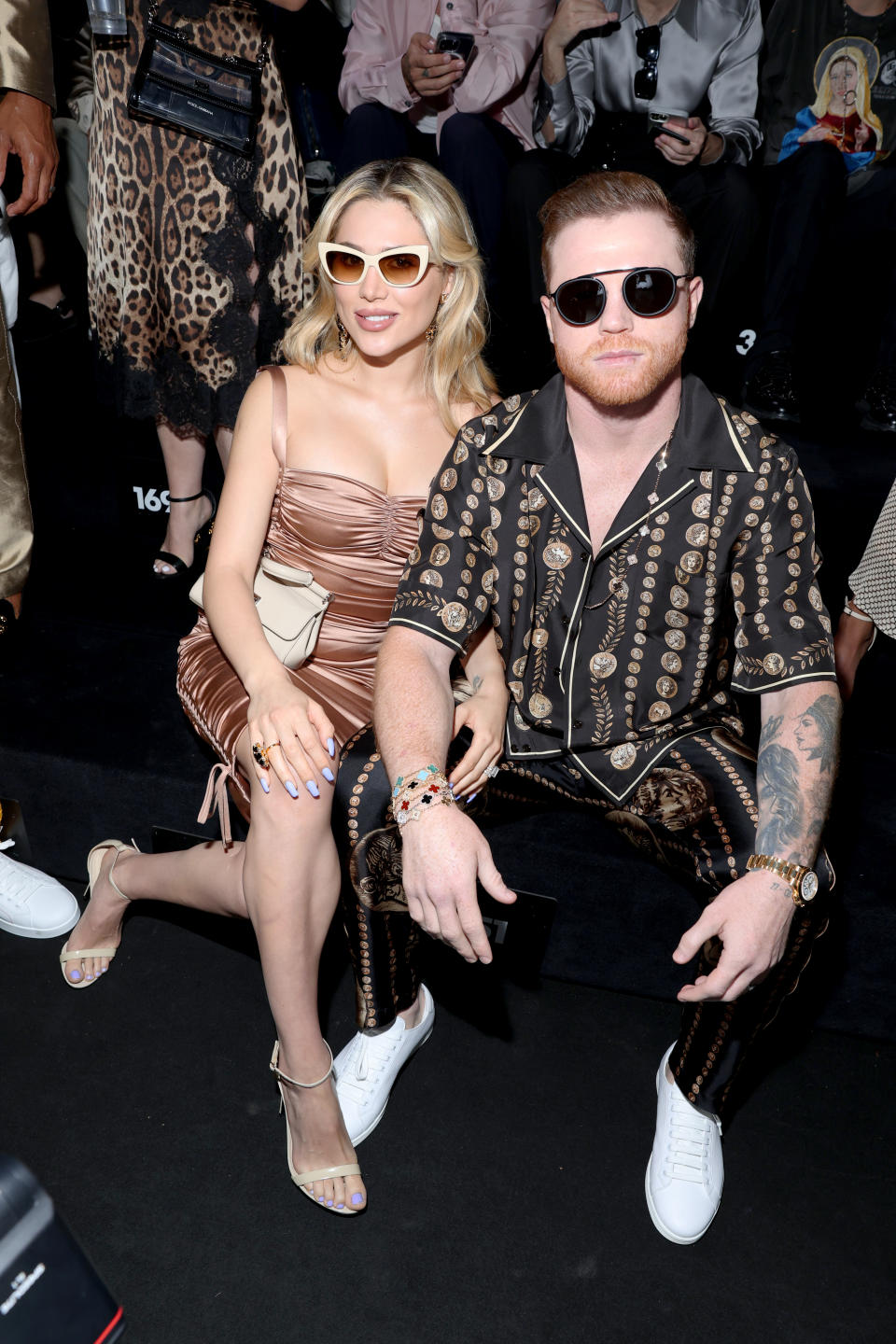 Canelo Álvarez y su esposa Fernanda Gómez en la primera fila del desfile de Dolce&Gabbana en la Semana de la Moda de Milán (Jacopo Raule/Getty Images)