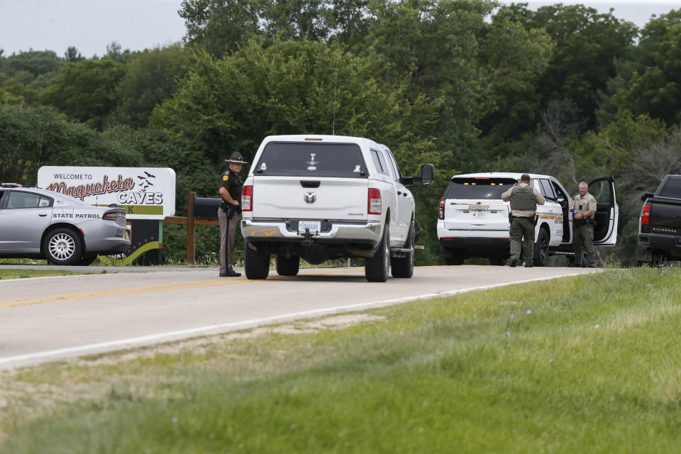 Personal de emergencia bloquea los accesos al Parque Estatal Maquoketa Caves al tiempo que las autoridades investigan un tiroteo en que murió una familia que acampaba en el lugar, el viernes 22 de julio de 2022, en Maquoketa, Iowa. ( (Dave Kettering/Telegraph Herald vía AP)