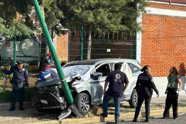 camioneta que se estrelló tras un ataque armado frente a una escuela de cholula, puebla