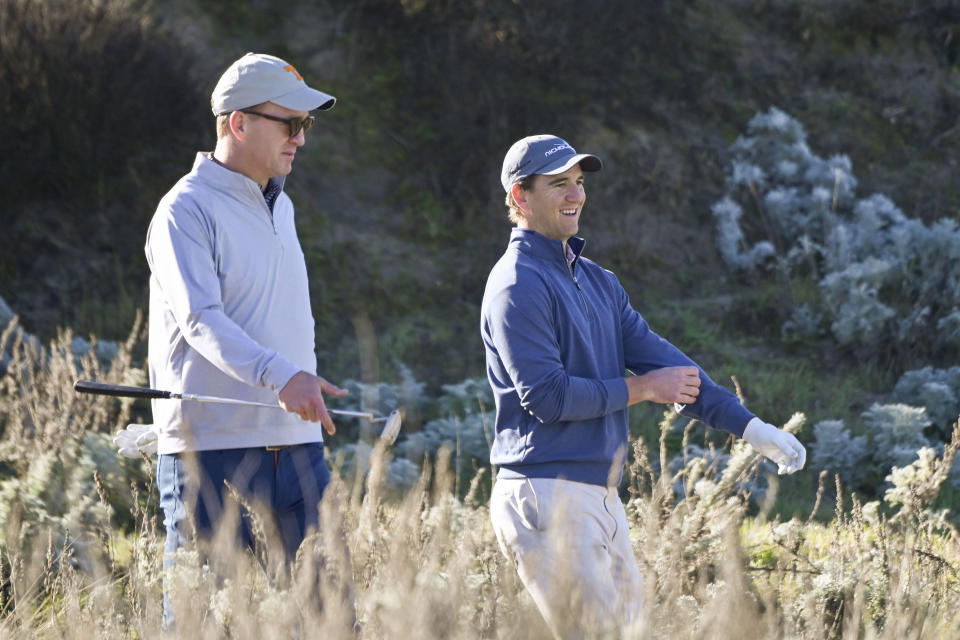 Peyton Manning (left) and Eli Manning (right)