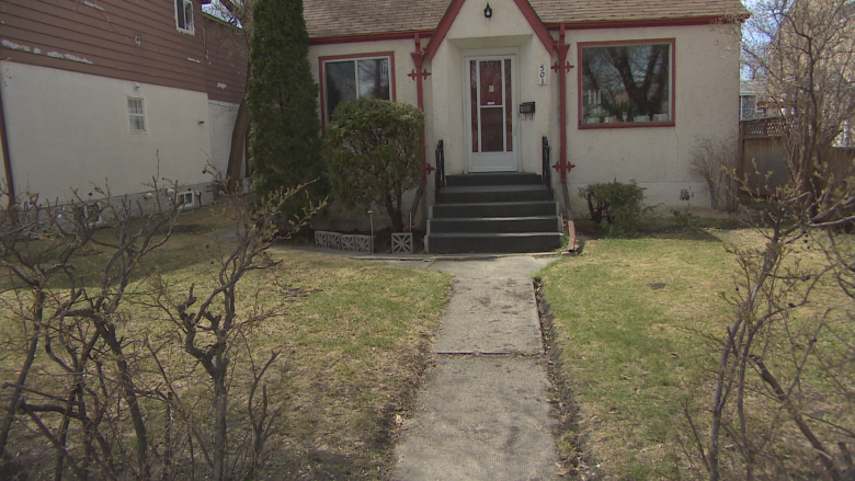 Elderly couple goes without mail delivery for over 5 weeks over safety issue