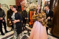 <p>Elizabeth, una adolescente de 15 años de edad, es una de las 12 jóvenes que se presentarán en el Baile de Debutantes de Tatler. En la fotografía aparece antes de la celebración, en el Hotel Ritz-Carlton de Moscú, 2012. Las adolescentes fueron elegidas por el linaje de sus padres, familias pertenecientes a la elite política, artística y comercial de Rusia. (© 2017 Lauren Greenfield/INSTITUTE) </p>