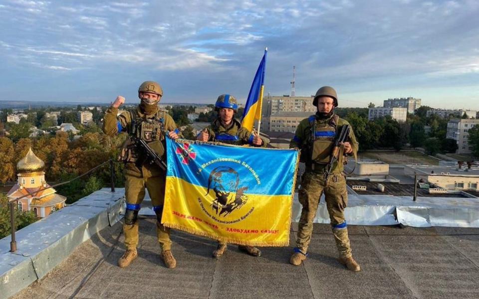 Ukrainian soldiers in the centre of the city of Kupyansk