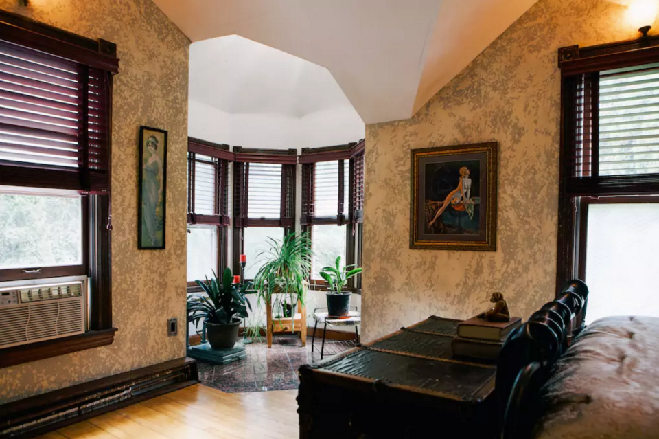 <p>There’s also a beautiful alcove. (Airbnb) </p>