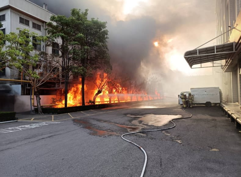 台南市新營區生達製藥20日清晨發生火警，火勢猛烈，現場不斷傳出爆炸聲，逼得消防人員一度全數撤退。（中央社/台南市消防局提供）