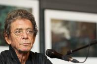 <p>Liebe kann so simpel sein, ein perfekter Tag so ereignislos. Hauptsache zu zweit. Um echte Liebe geht es in "Perfect Day" von Lou Reed aber wohl nicht: Der New Yorker war zeitweise schwerst heroinabhängig. Der bewusst träge Vortrag des Songs lässt auf die Droge als besungene Tagesbegleitung schließen. (Bild: 2012 Carlos Alvarez/Getty Images)</p> 