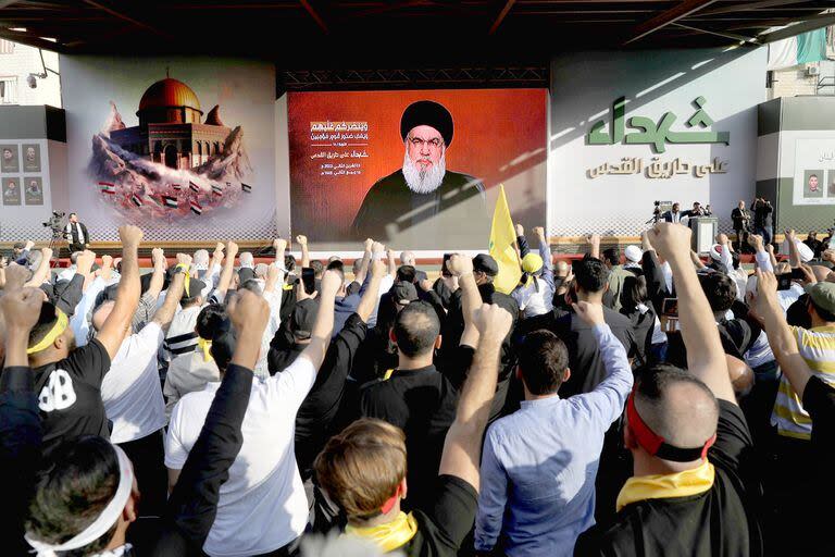 Simpatizantes de Hezbollah en el Líbano junto a una imagen de Hassan Nasrallah (Photo by Marwan Tahtah/Getty Images)