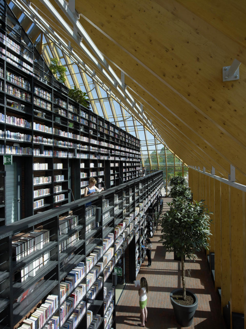 <b>Spijikenisse, Book Mountain </b><br> Corridors and platforms are accessed by a network of stairs to allow visitors to browse. <br> Designed by MVRDV.