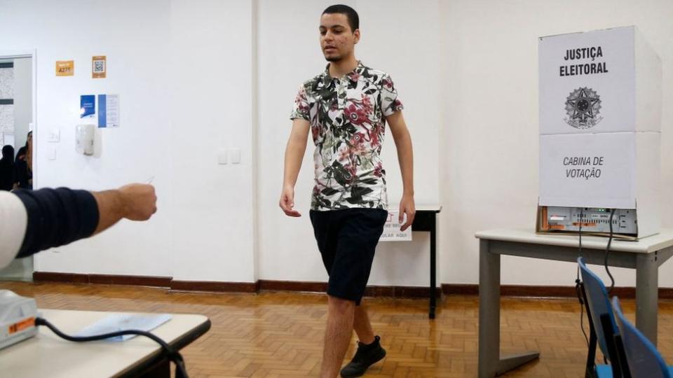 Un hombre votando este domingo 2 de octubre en las elecciones legislativas y presidenciales, en Sao Paulo.