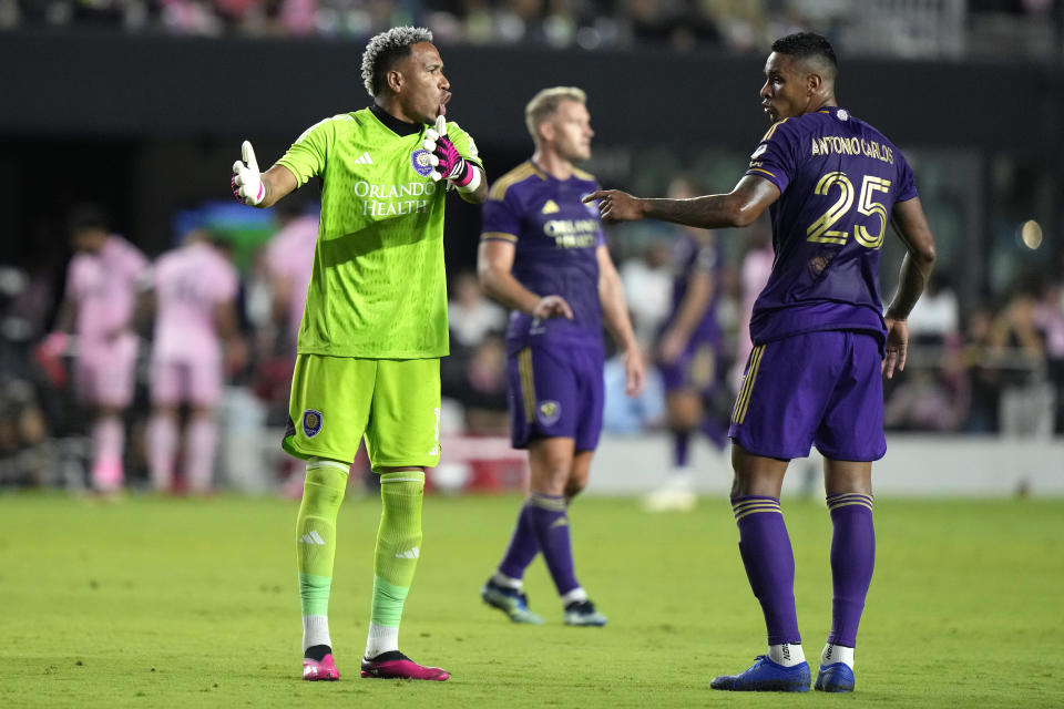 Orlando City goalkeeper Pedro Gallese, left, talks with defender Antônio Carlos (25) during the second half of an MLS soccer match against Inter Miami, Saturday, May 20, 2023, in Fort Lauderdale, Fla. (AP Photo/Lynne Sladky)