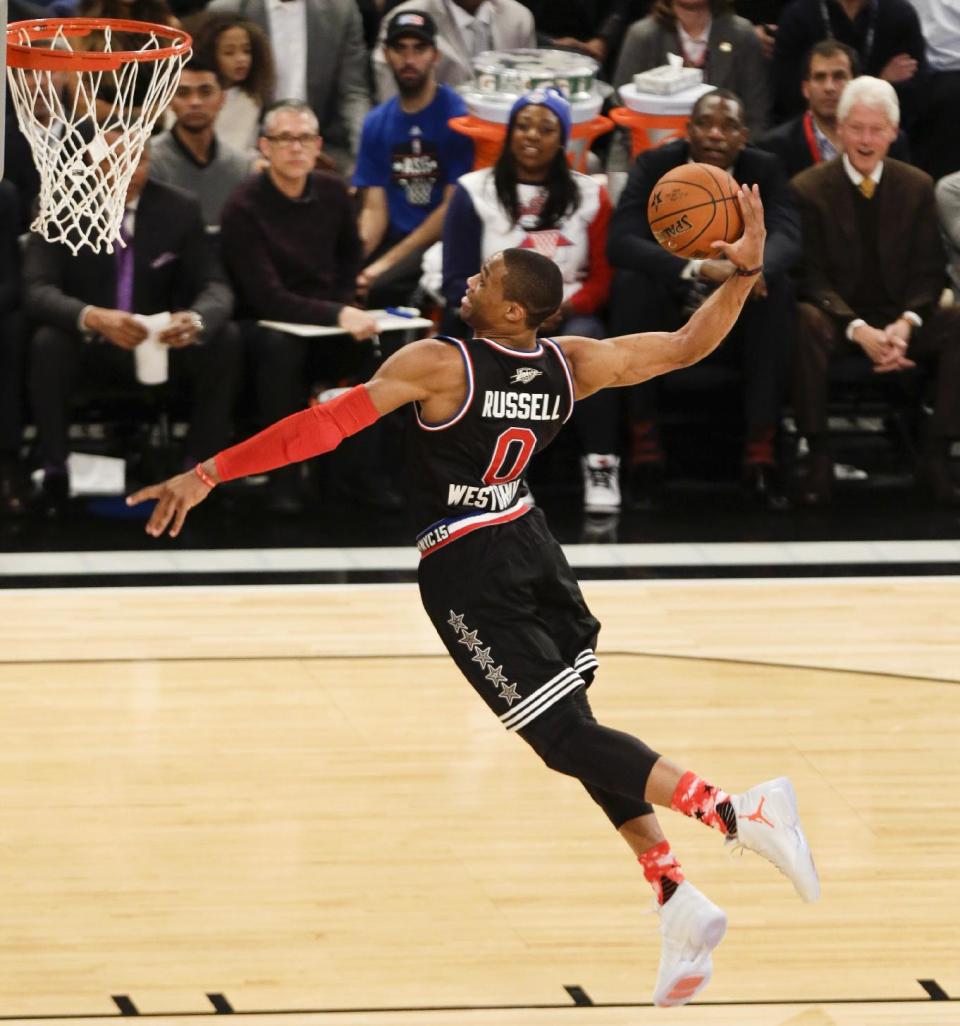 El jugador del Oeste, Russell Westbrook, realiza una clavada en el Juego de Estrellas de la NBA el domingo, 15 de febrero de 2015, en Nueva York. (AP Photo/Frank Franklin II)