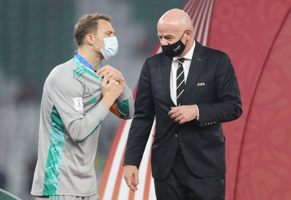 Manuel Neuer verstaute die Medaille sofort unter seinem Trikot. (Bild: Getty Images)