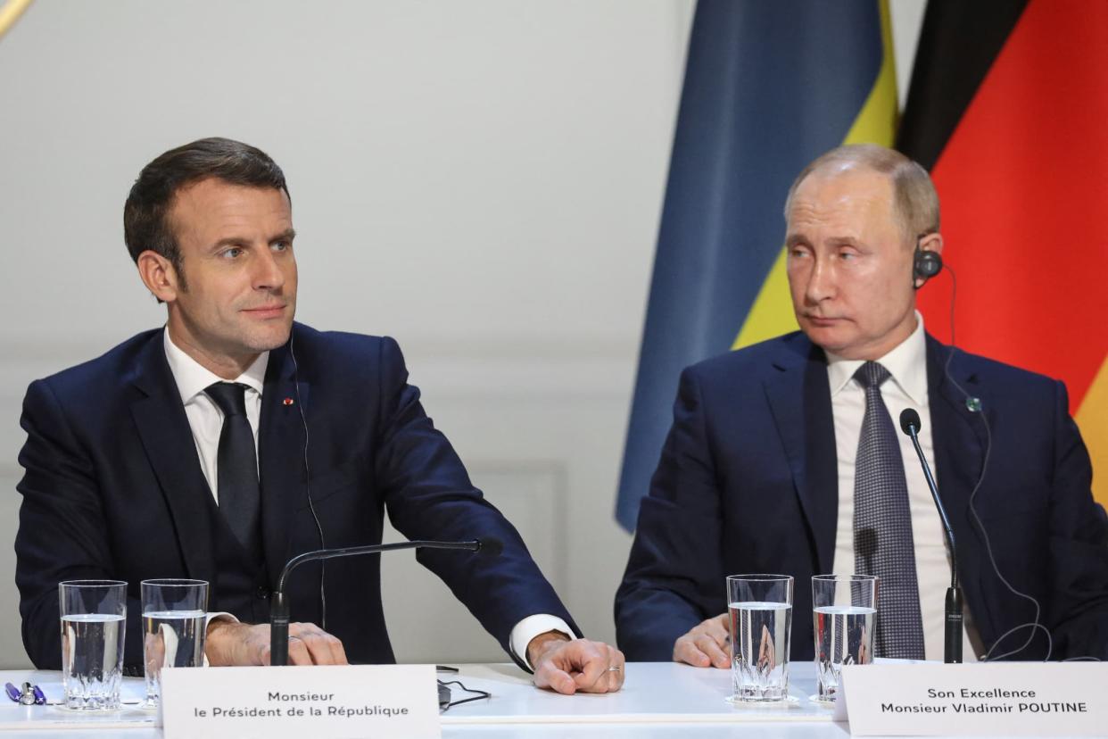 Vladimir Poutine et Emmanuel Macron lors d'une rencontre en 2019  - LUDOVIC MARIN / POOL / AFP