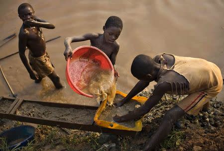 Boys pan for gold at a riverside at Iga Barriere in the resource-rich Ituri region of eastern Congo in this February 16, 2009 file photo. REUTERS/Finbarr O'Reilly/Files