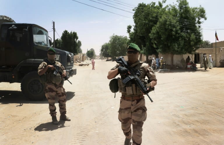 Vor zwei Jahren waren noch mehr als 5000 französische Soldaten in Westafrika im Einsatz, künftig soll deren Zahl auf etwa 600 verringert werden. Im kommenden Sommer soll eine für Afrika zuständige Kommandozentrale in Paris eingerichtet werden. (AURELIE BAZZARA-KIBANGULA)