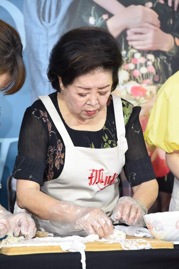 陳淑芳親做蝦捲。（圖／非凡娛樂）