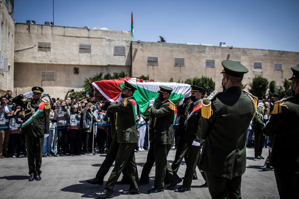 Palestinian honor guards carry the flag-wrapped coffin of Al Jazeera reporter Shireen Abu Akleh during a state funeral at President's Residency in Ramallah.<span class="copyright">Ilia Yefimovich—picture alliance/Getty Images</span>