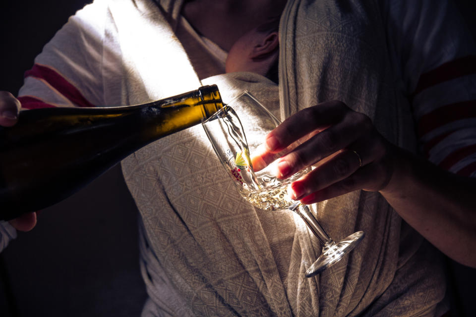 Eine Sucht, die oft im Verborgenen ausgelebt wird: Alkoholismus. (Bild: Getty Images)