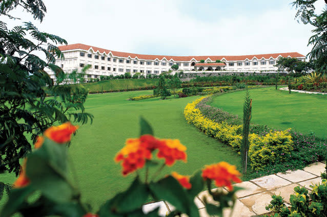 The Gateway Hotel Ambad Nashik - The Gateway Hotel Ambad Nashik is a sleepy Taj property with rolling lawns, a sprawling outdoor swimming pool, fitness centre, tennis and badminton courts, a business centre and beauty salon.