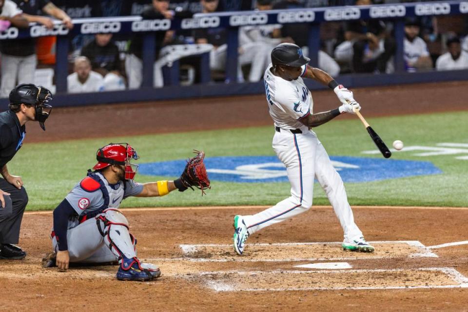 El torpedero de los Marlins Tim Anderson batea un hit en el cuarto inning del partido ante los Cardenales de San Luis, celebrado el 18 de junio de 2024 en Miami.