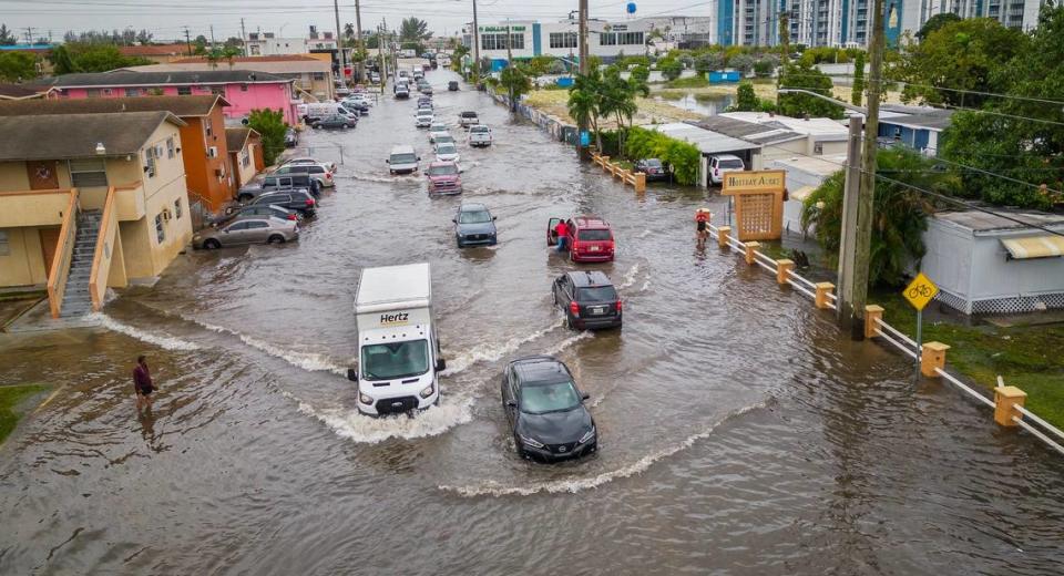 Vista aérea de las inundaciones que afectaron a la West 29 Street y 14th Avenue en Hialeah por las lluvias intensas que azotaron el sur de la Florida el 16 de noviembre de 2023.