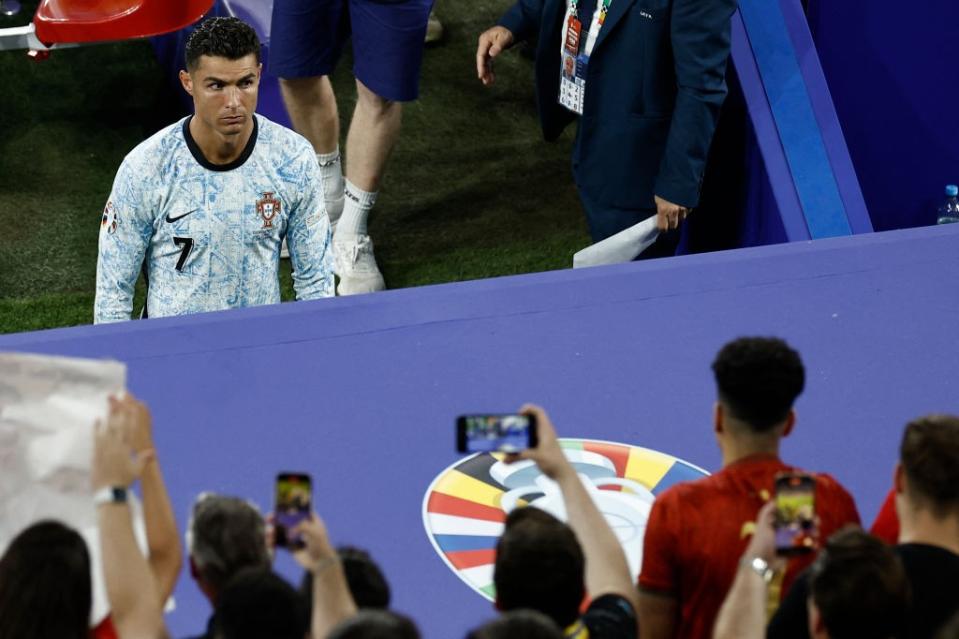 �� The crazy moment Cristiano Ronaldo was almost kung-fu kicked by a fan