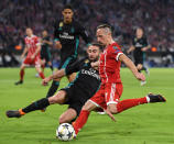 <p>En l’espace de 10 minutes, le Bayern multiplie les occasions. Ribéry porte une première attaque (59e) détournée de justesse par Navas, avant de venir de nouveau se frotter au portier madrilène (63e), qui là encore, s’en sort comme il peut. C’est ensuite à Lewandowski et Müller d’avoir la balle du 2-2 au bout du pied (67e). Mais les deux hommes se gênent. (Crédit Getty) </p>