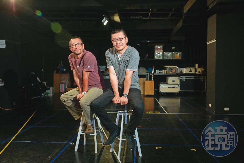 故事工廠執行長林佳鋒（右）、藝術總監及編導黃致凱（左）攜手拿下《我們與惡的距離》10年改編權。