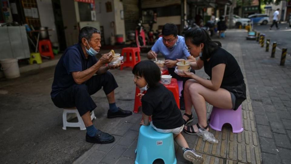 武漢一家人帶著口罩吃飯