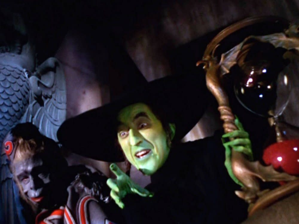 Die böse Hexe des Westens (Margaret Hamilton) mit ihrer Sanduhr. (Bild: imago/Hollywood Photo Archive)